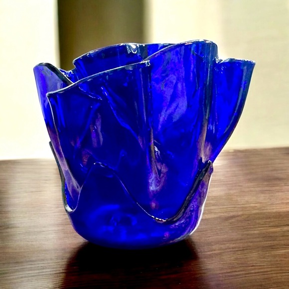 Hand-Blown Ultramarine Lotus Handkerchief Glass Vase - Picture 2 of 16
